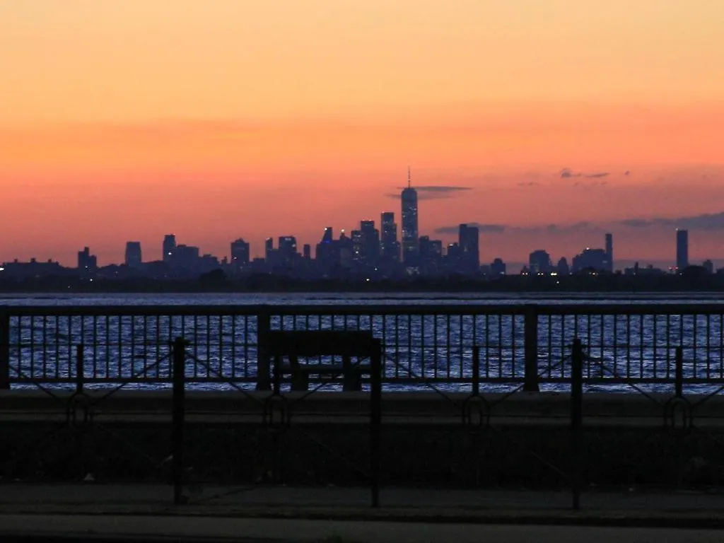 60S Surf Camper With Nyc Skyline View In Rockaway Beach New York Chalet